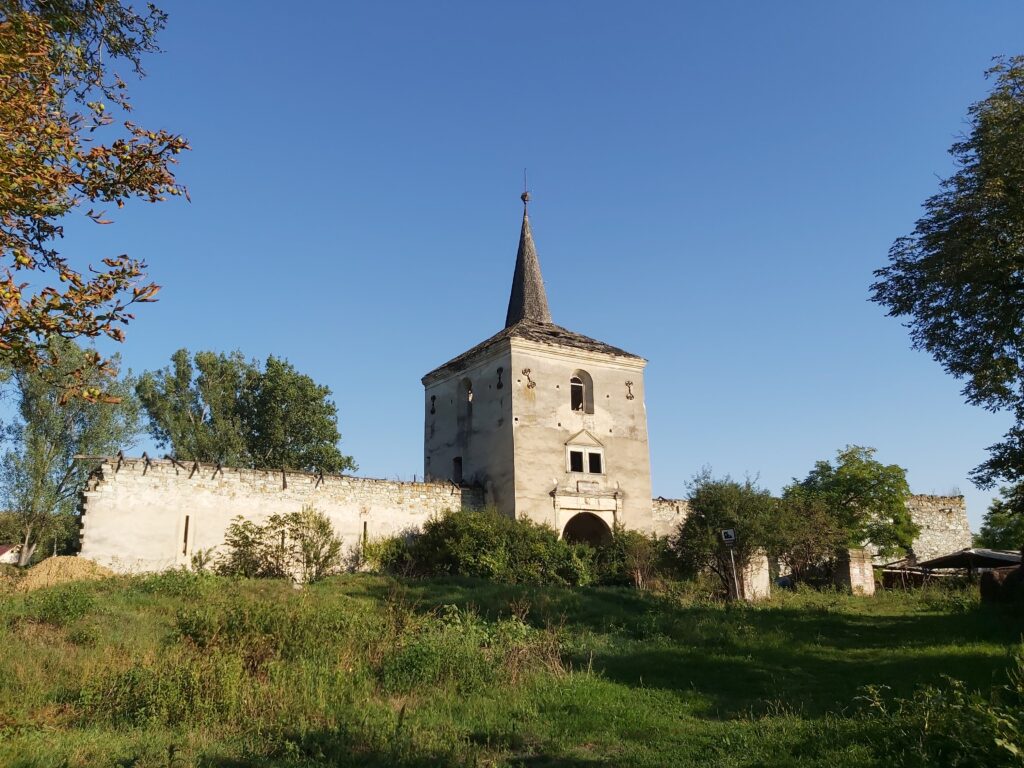 Castelul Kornis Castelul cu Inorogi Manastirea Cluj Transylvania in Ruins