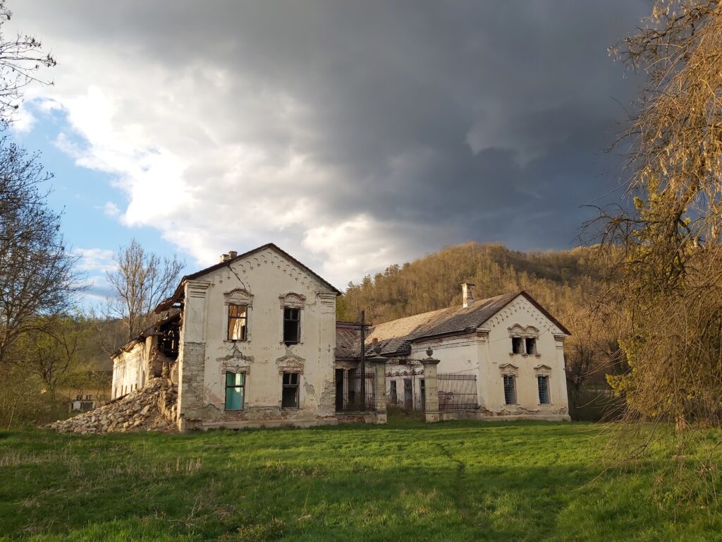 Castelul Wesselenyi-Bethlen Dragu Salaj Transylvania in Ruins