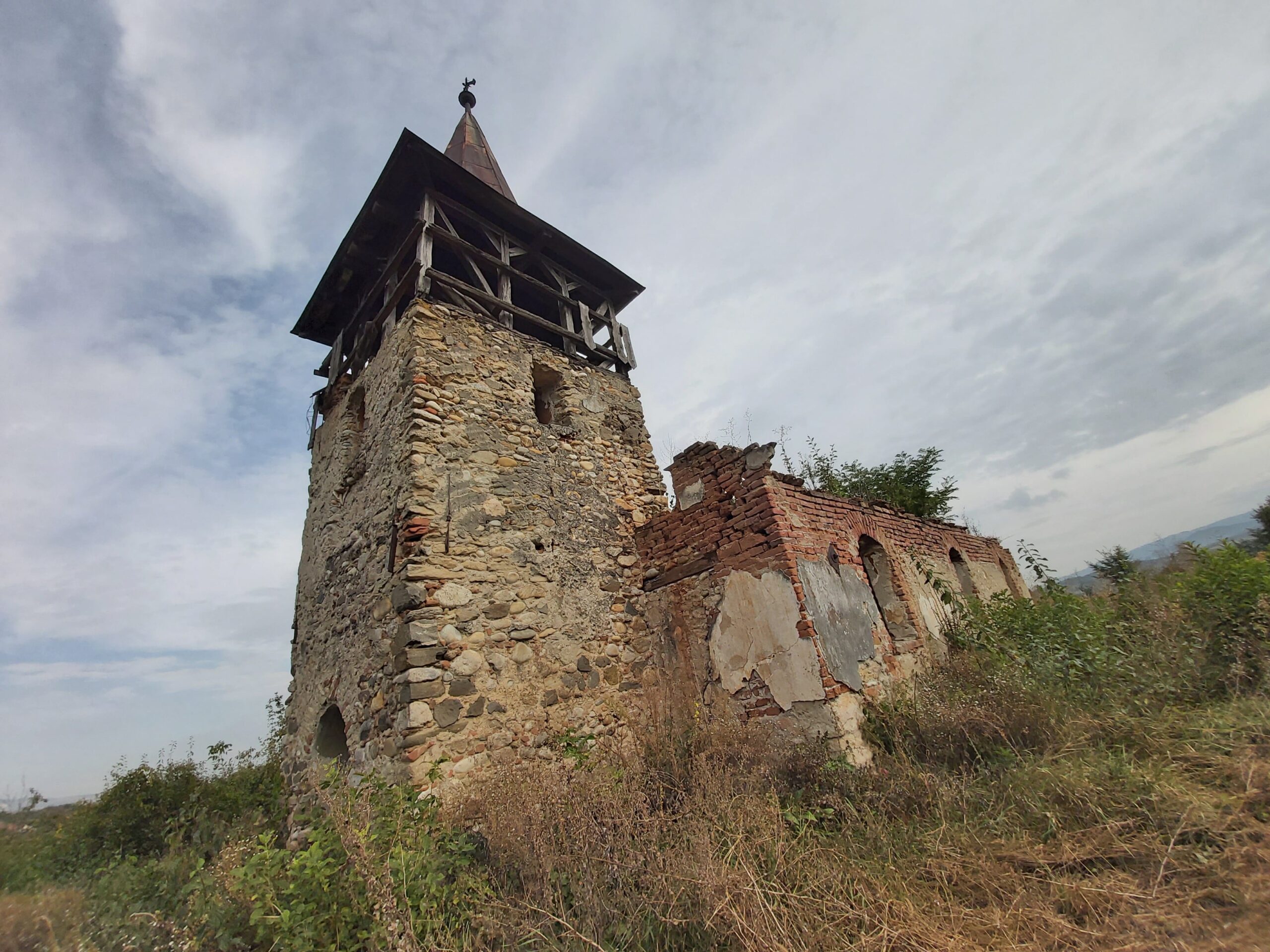 Biserica părăsită din Bretea Română. Un blestem sumbru îi atrage pe curioși în Valea Streiului