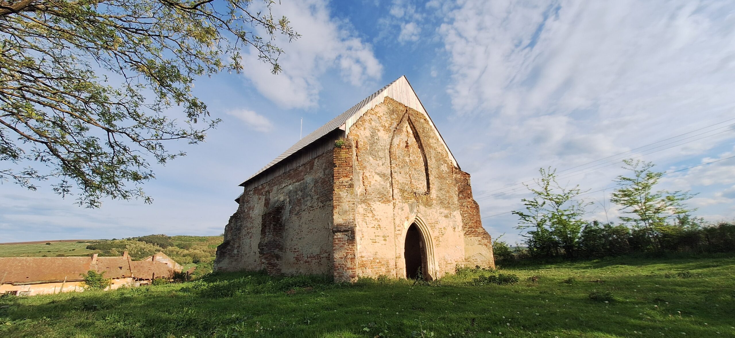 Biserica medievală puțin cunoscută din Sibiu. Acoperiș nou, dar acces neîngrădit în fosta mănăstire paulină din Păuca