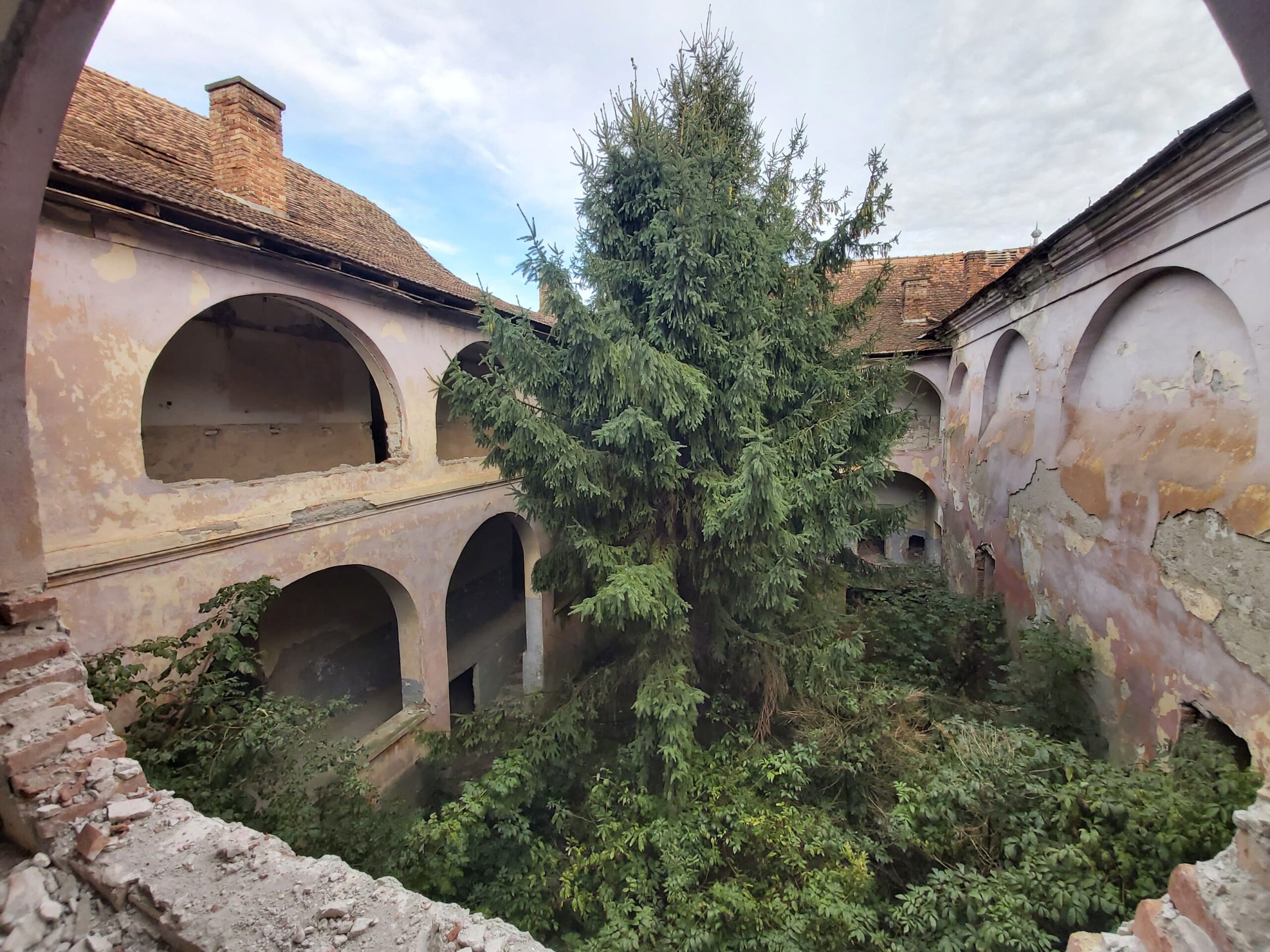 Castelul Rákóczi din Iernut, condamnat la pieire? Locul unde se țineau Dietele Transilvaniei, distrus sistematic