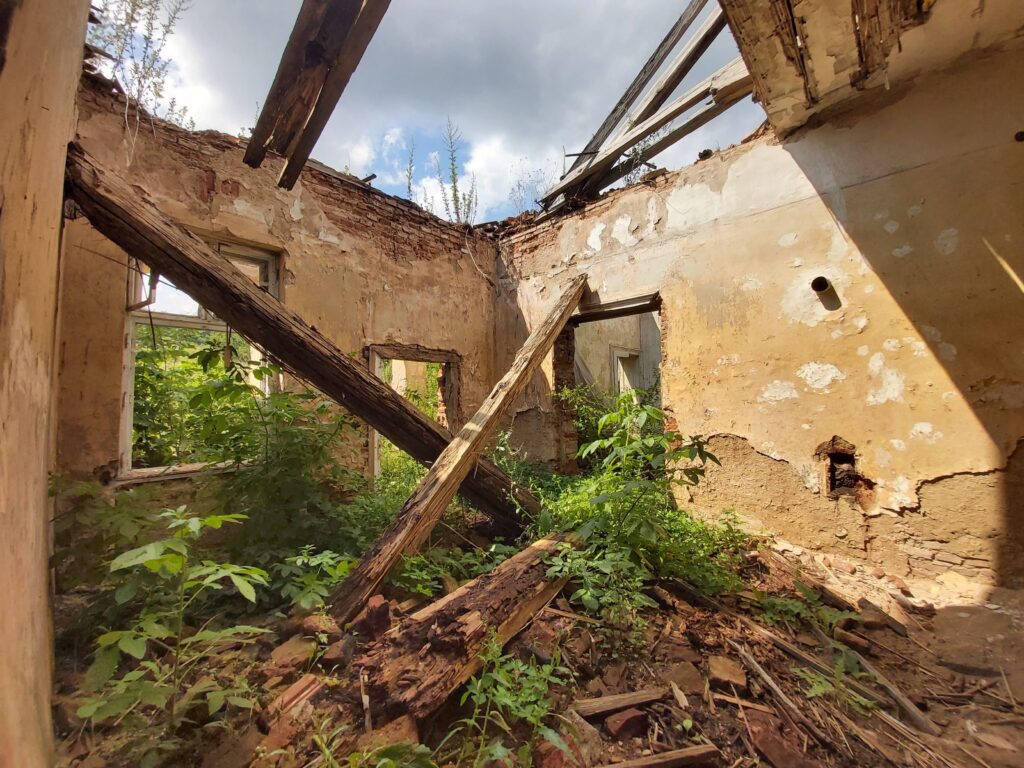 Conacul Hatfaludy Hida Salaj Transylvania in Ruins