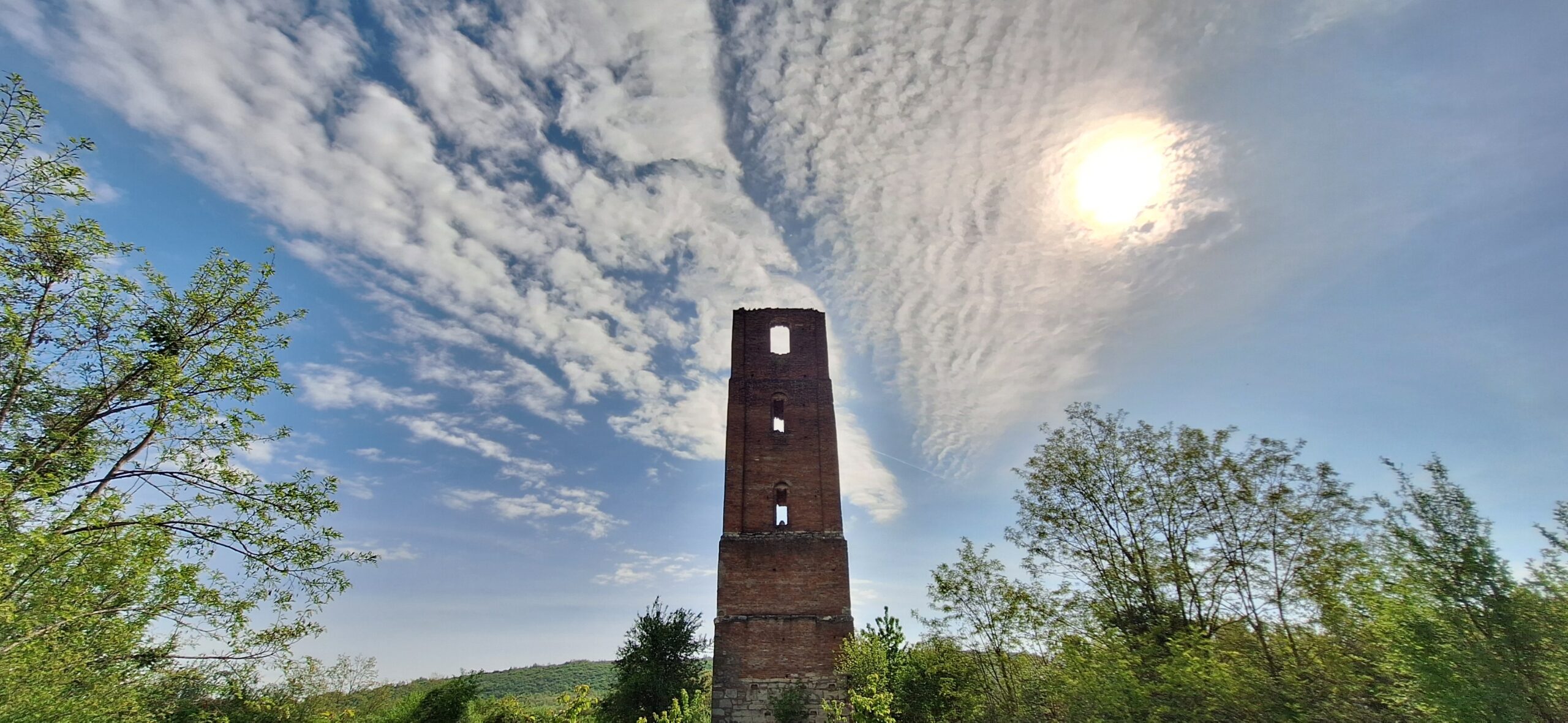 Turnul singuratic și misterios de lângă Beiuș. Mănăstirea paulină ar fi fost părăsită în urmă cu opt secole!