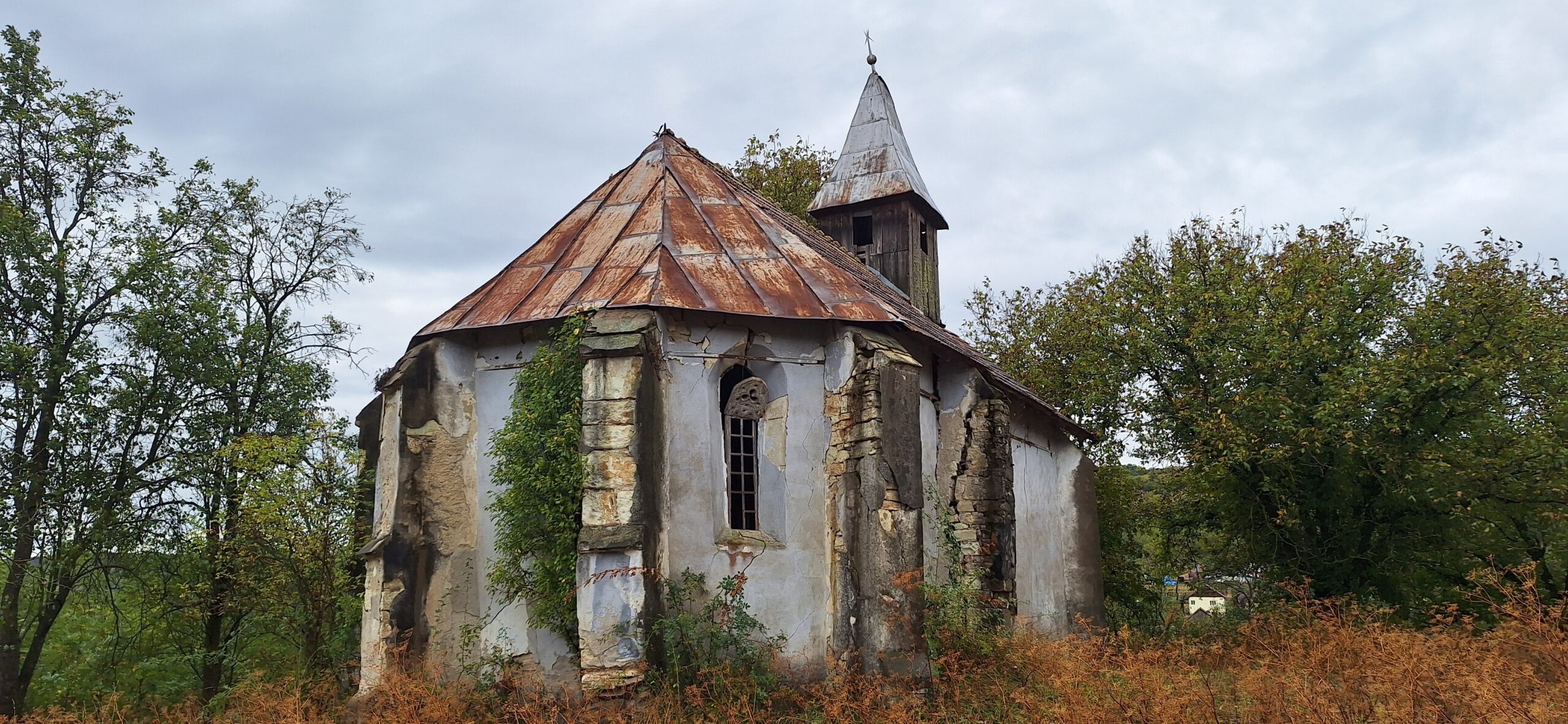 Biserica în care timpul a rămas în loc. Monument istoric în prag de colaps în satul clujean Aluniș