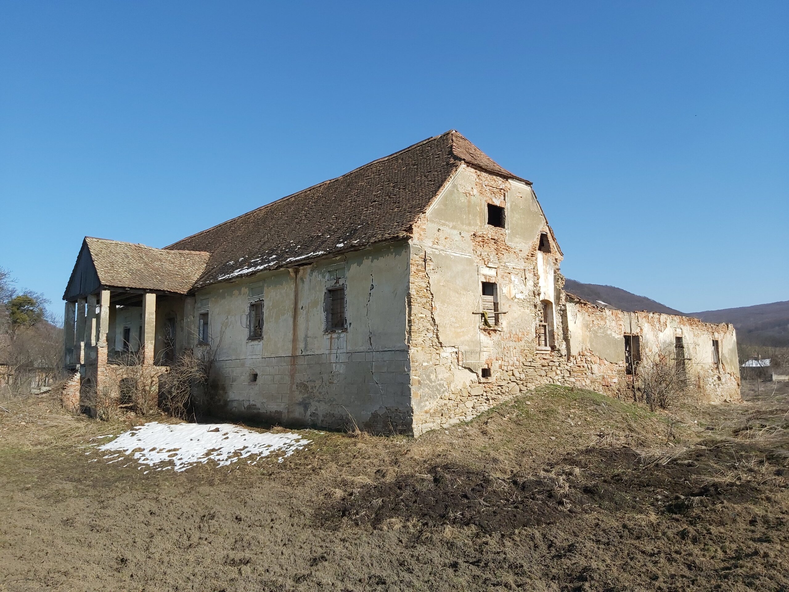 Sheep and pigs are the masters in this castle. How the Haller Castle in Mihai Viteazu became a ruin