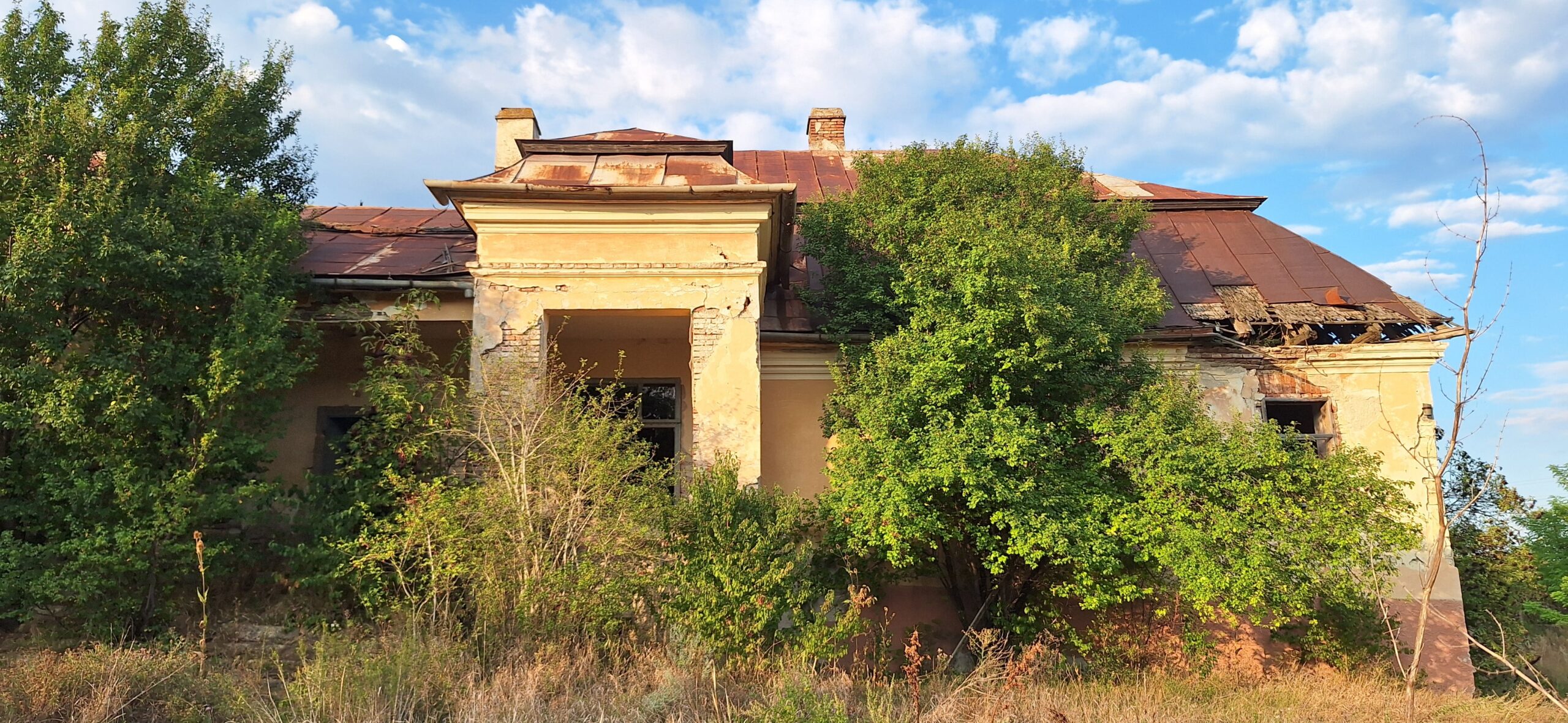 Conacul Szentivanyi Satu Lung Cluj Transylvania in Ruins