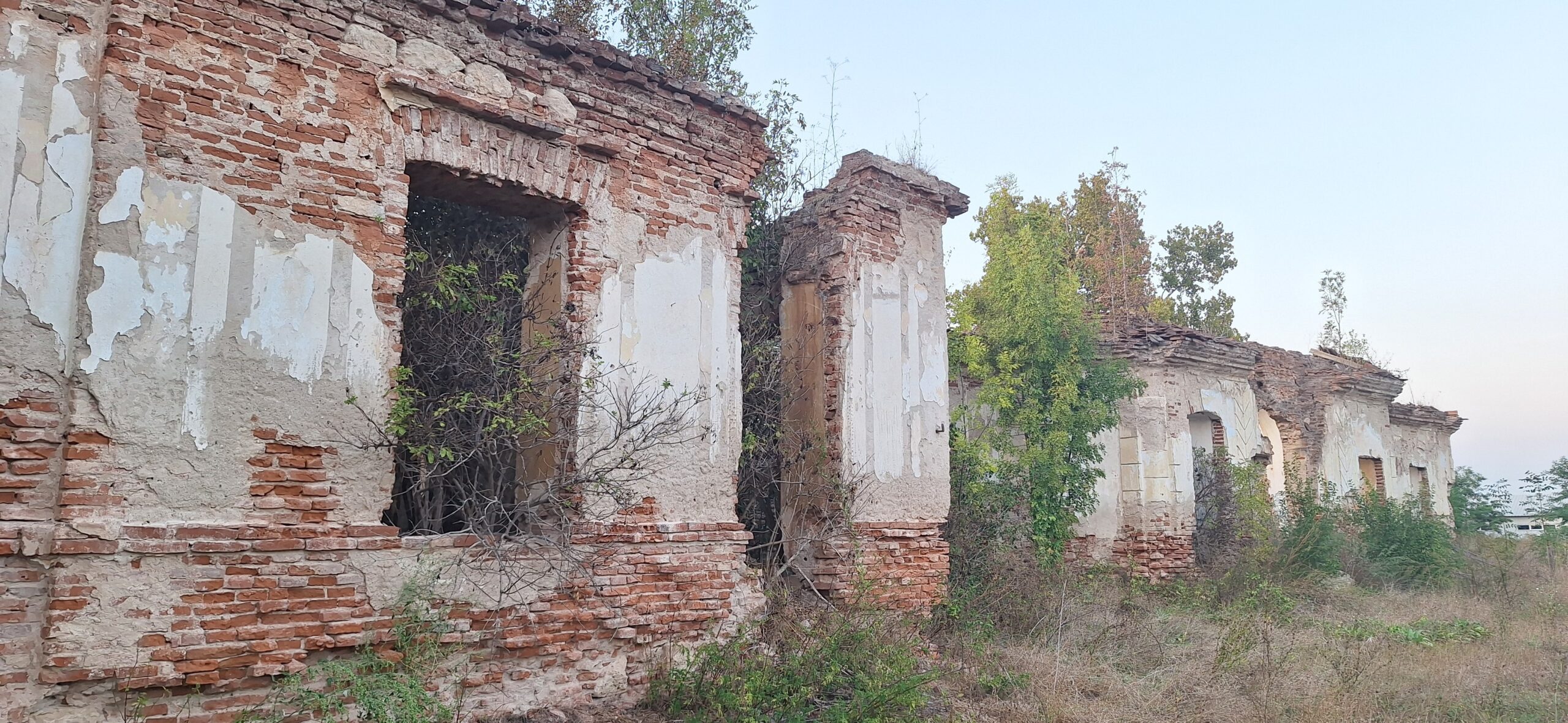 Castelul Csaky Almasu Salaj Transylvania in Ruins