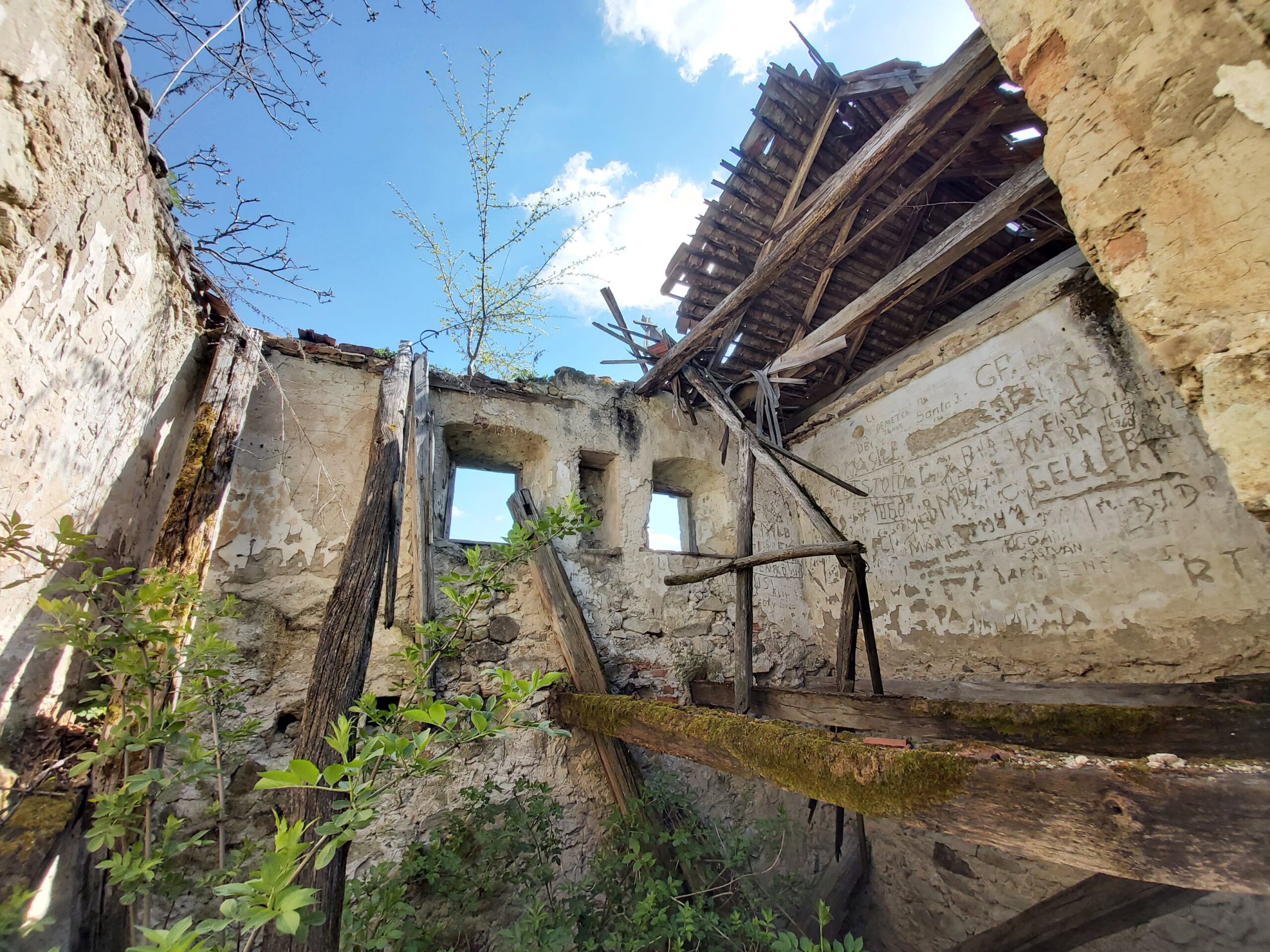 Cetatea taraneasca Jimbor Brasov Transylvania in Ruins