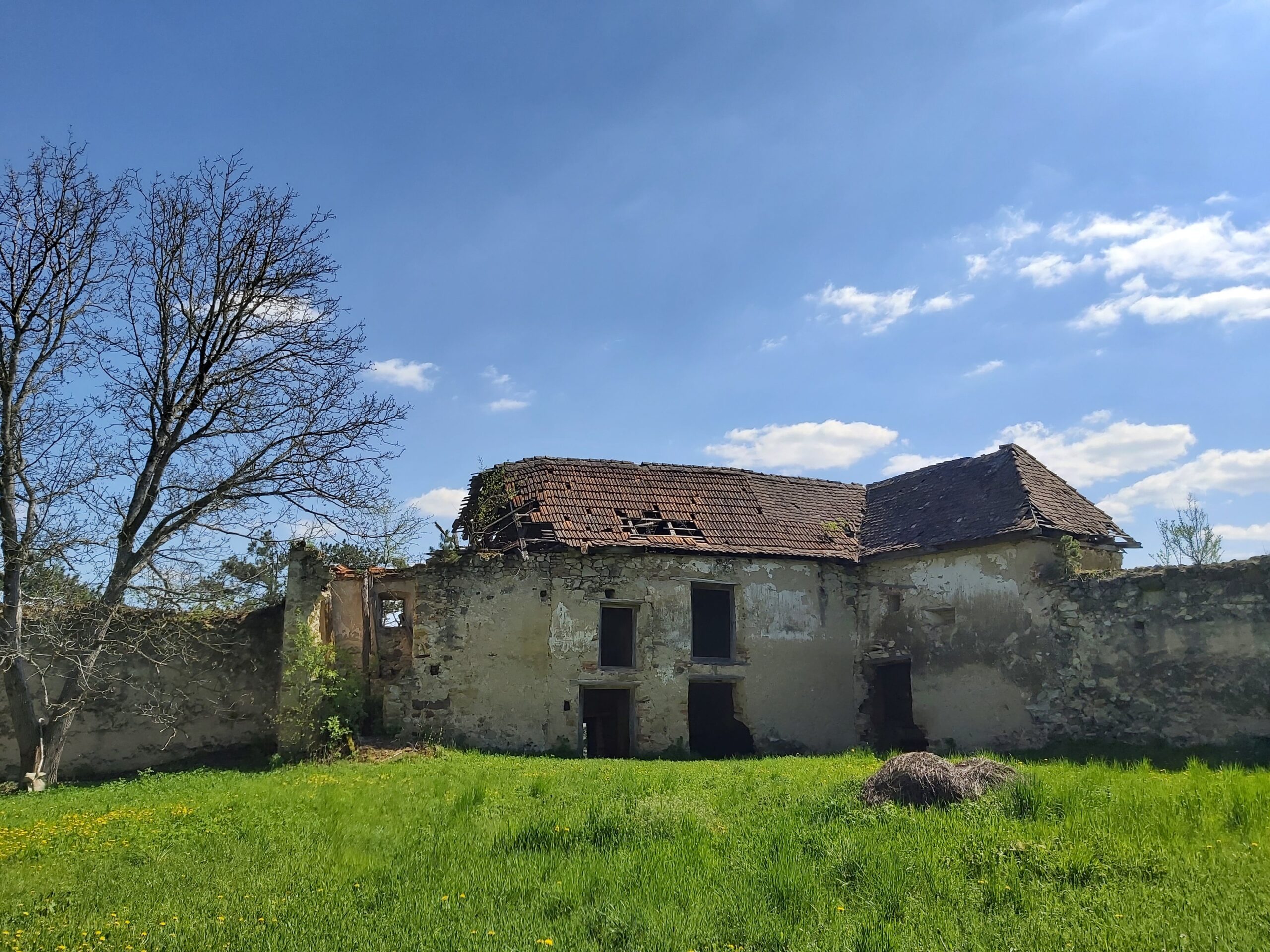 Cetatea taraneasca Jimbor Brasov Transylvania in Ruins