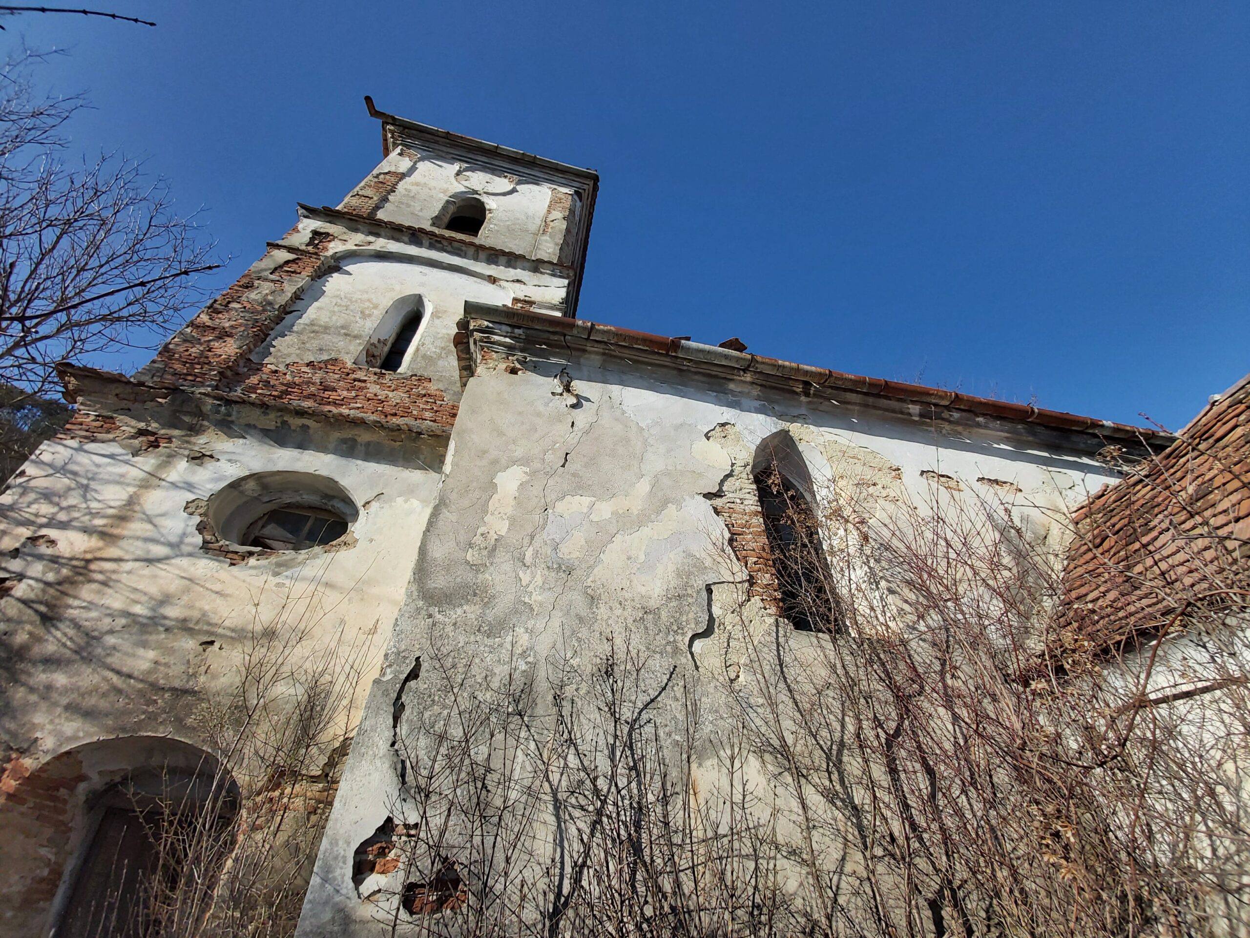 Tilted Evangelical church. What remains of the Saxons’ legacy in Răvășel?