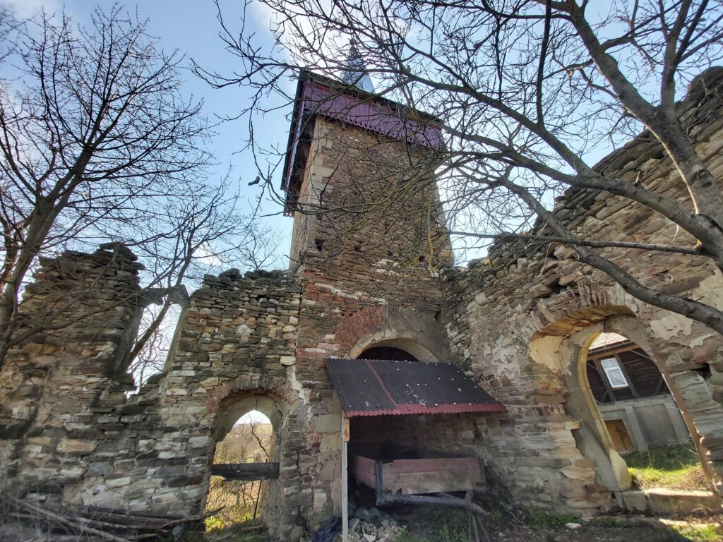 Biserica evanghelica din Morut, Bistrita-Nasaud, Transylvania in Ruins