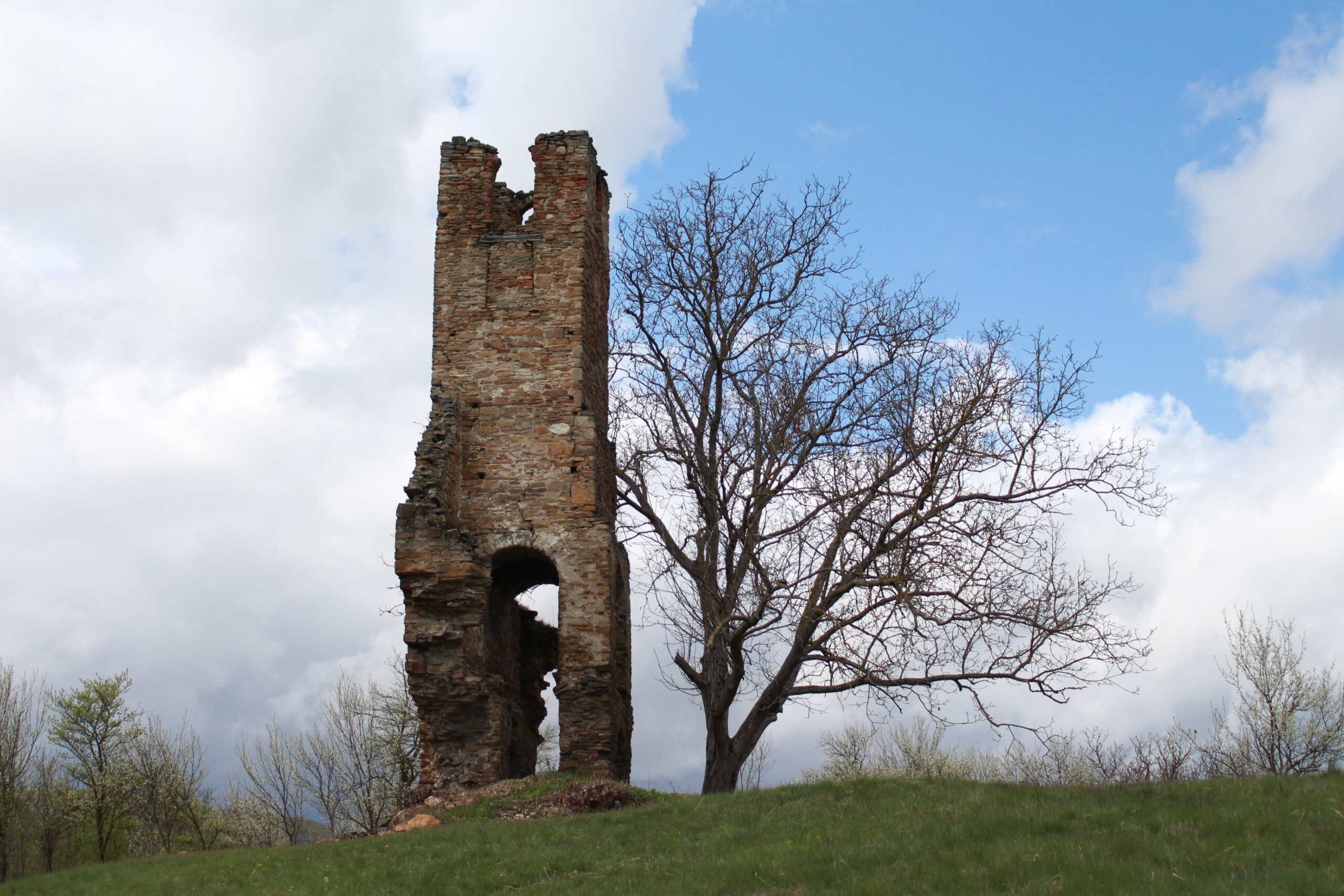 Monument istoric „rupt” în instanță. Biserica de piatră din Băcăinți, mai veche decât marea invazie mongolă