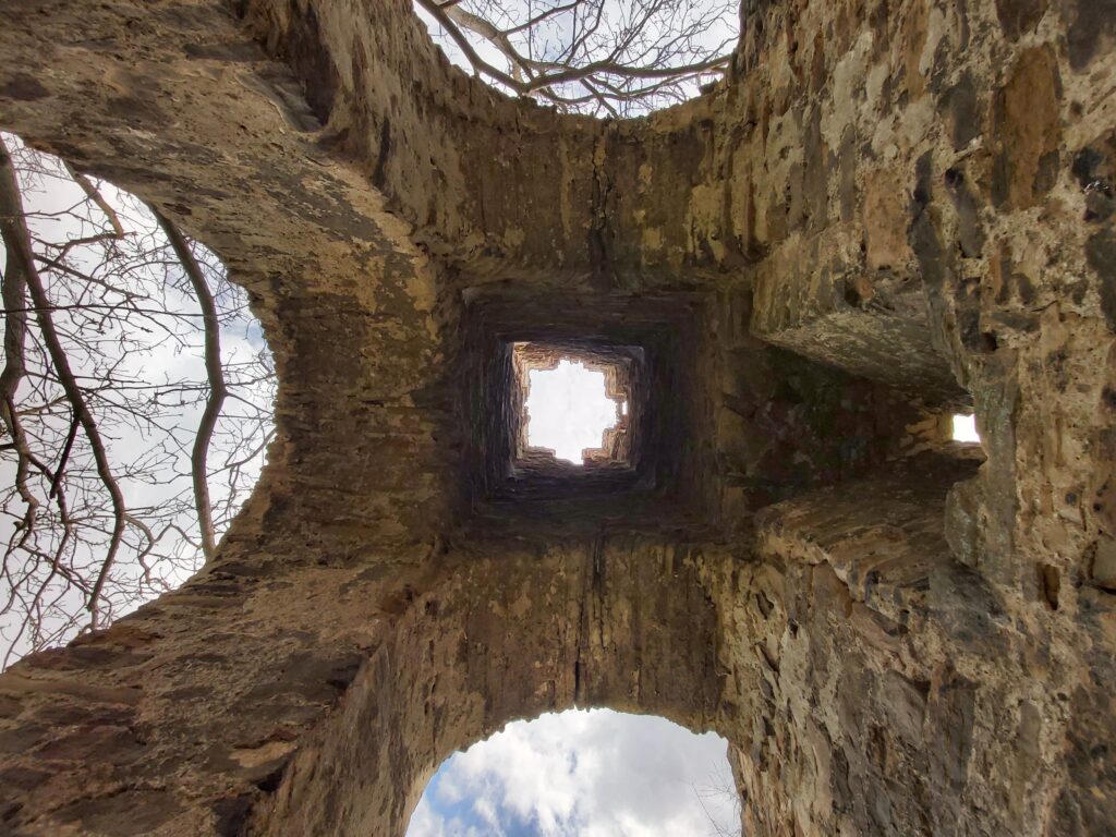 Biserica de piatra Bacainti, Hunedoara, Transylvania in Ruins