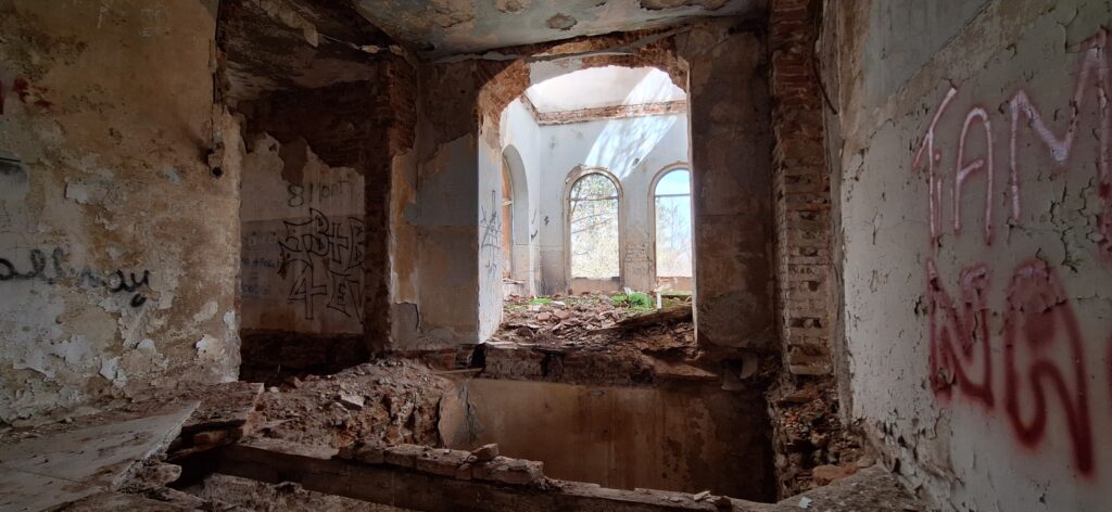 Castelul Nalaczy-Fay din Nalatvad Hunedoara Transylvania in Ruins