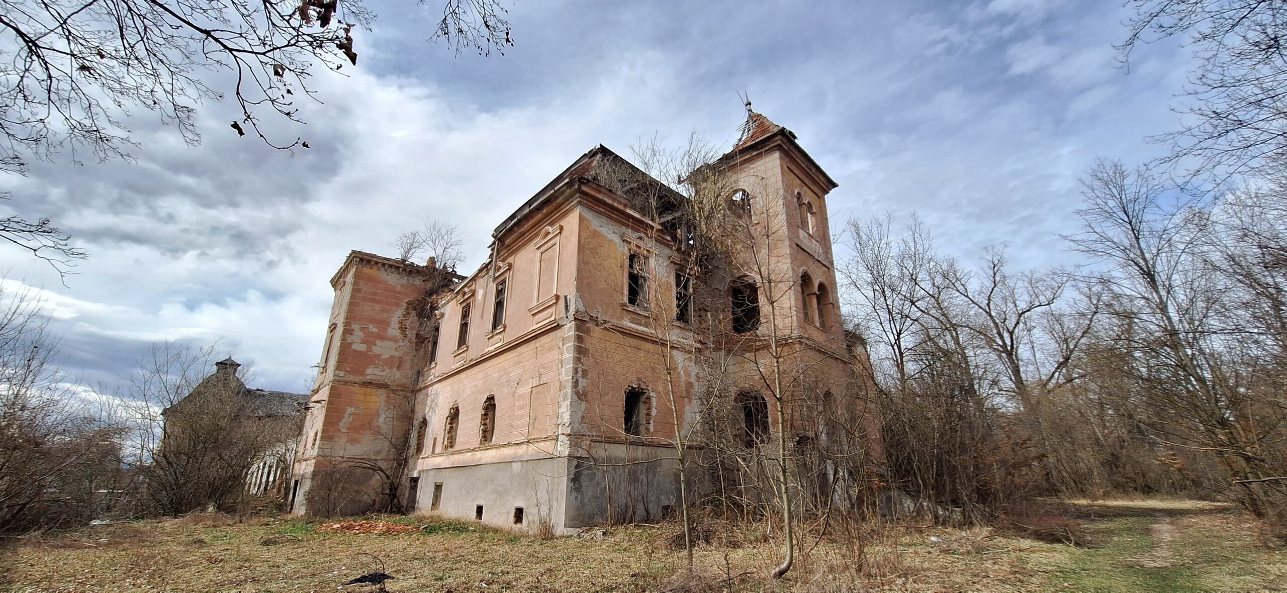 Castel transilvan desprins din filmele horror. În prag de colaps, Castelul Naláczy-Fáy din Nălațvad așteaptă salvarea promisă