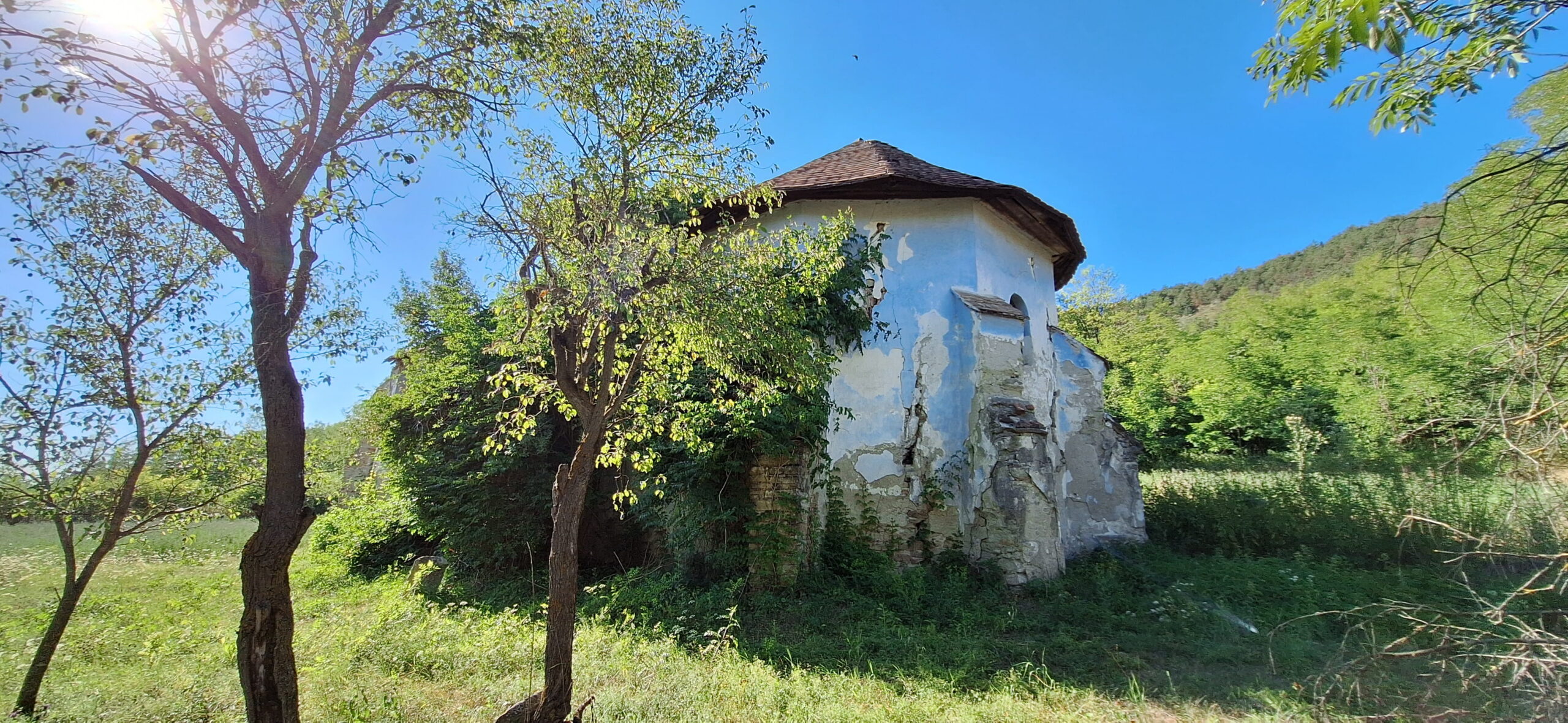 Biserica reformata din Herepea, Mures, Transylvania in Ruins