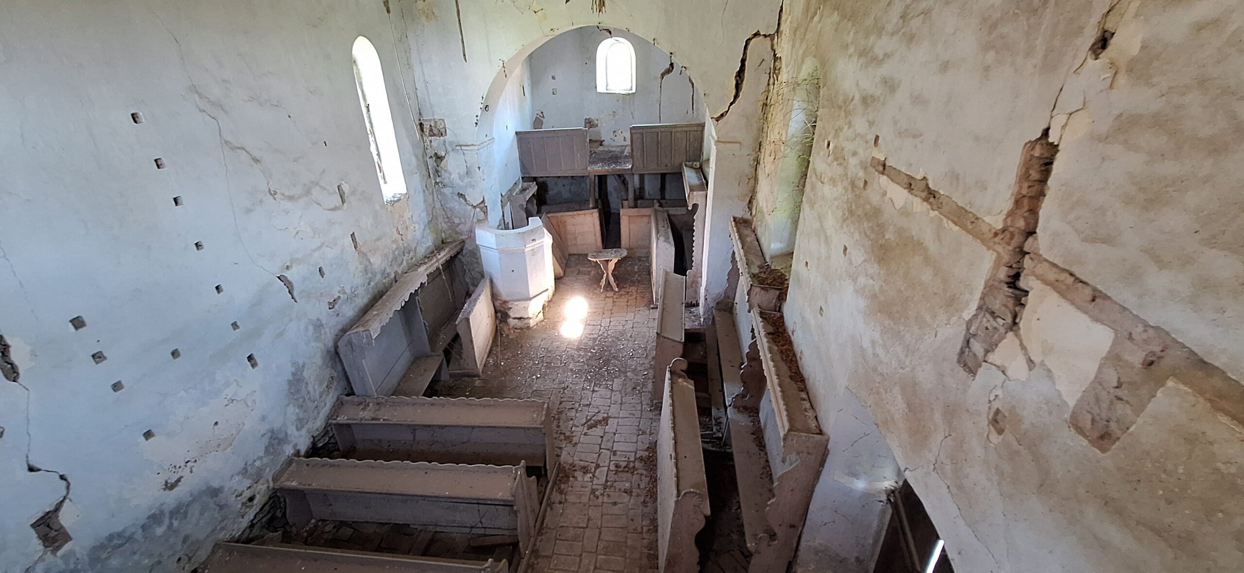 Biserica reformata din Herepea, Mures, Transylvania in Ruins