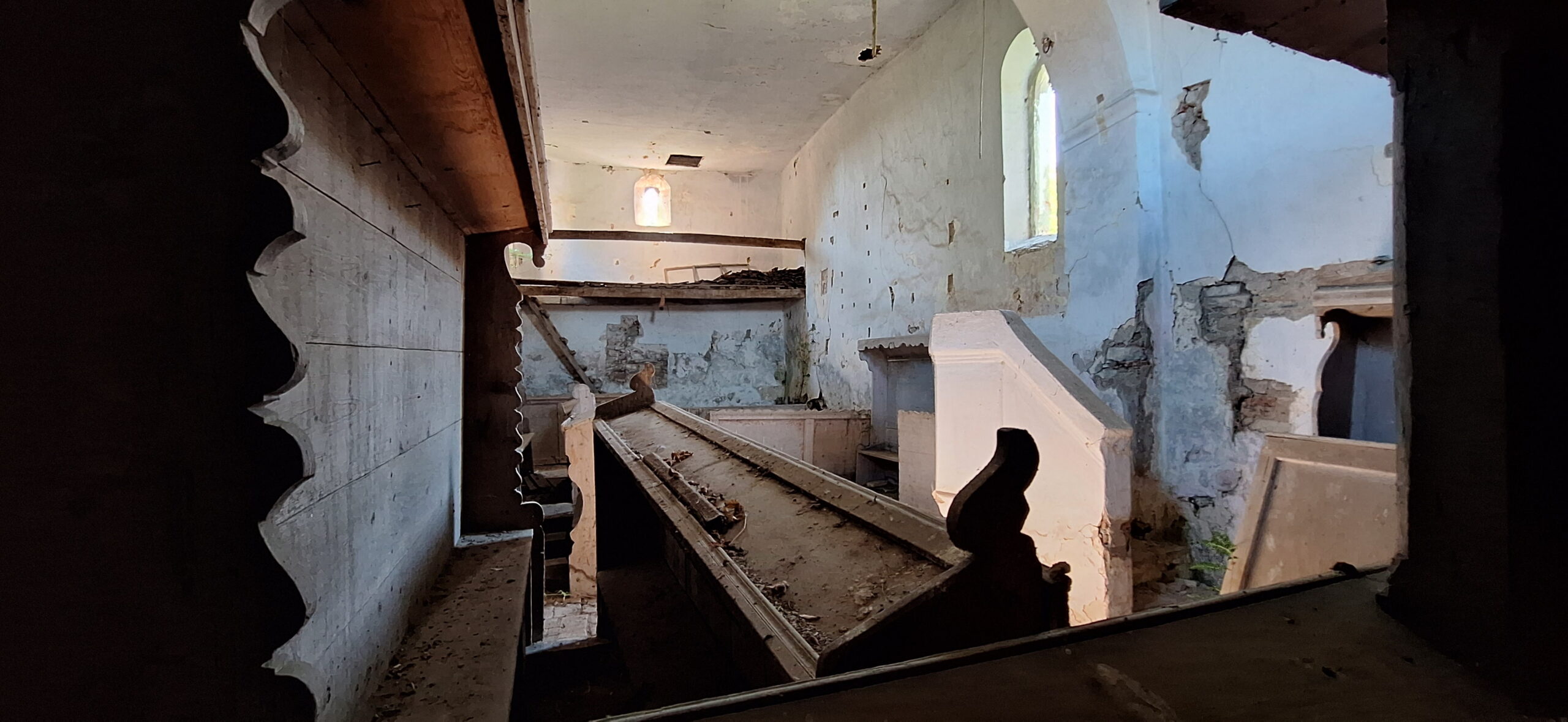 Biserica reformata din Herepea, Mures, Transylvania in Ruins