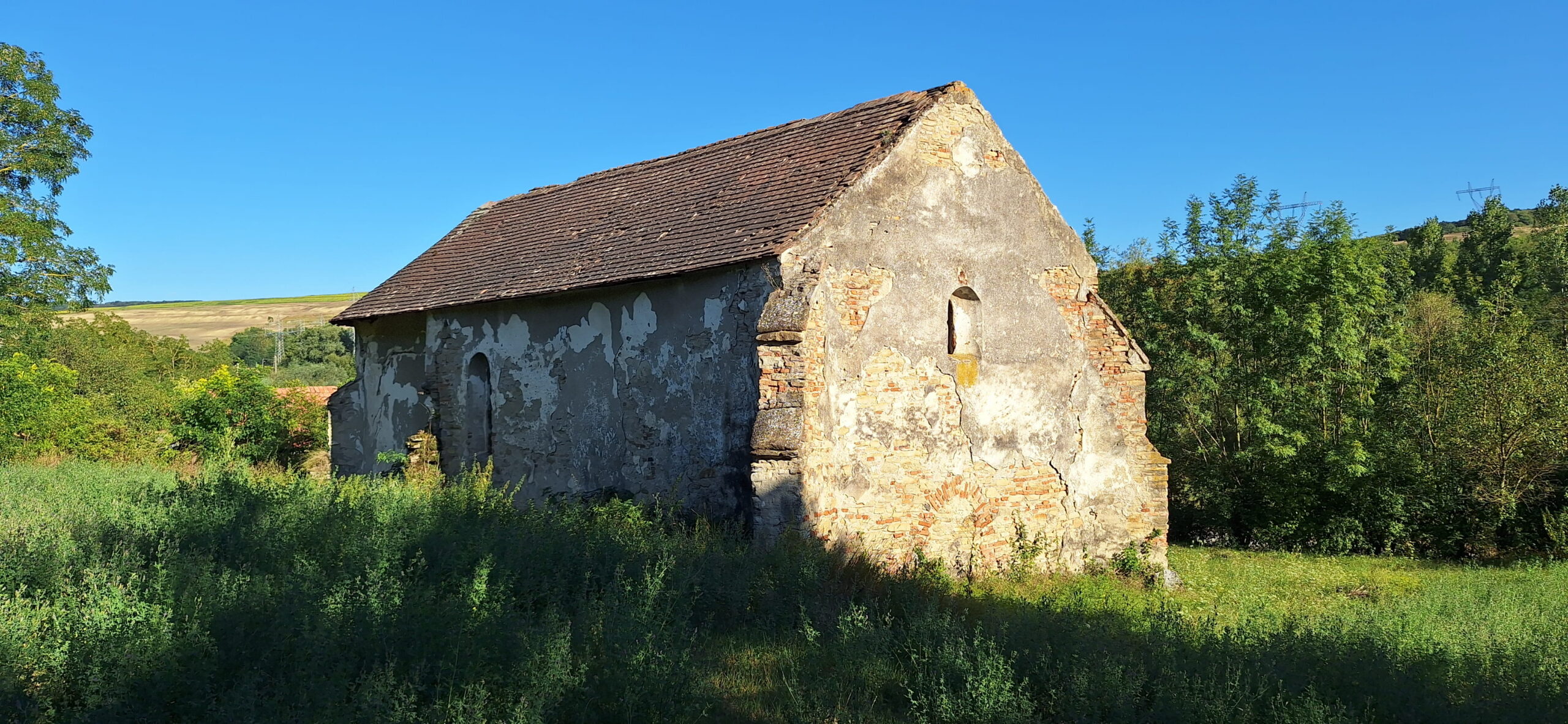 Biserica reformata din Herepea, Mures, Transylvania in Ruins