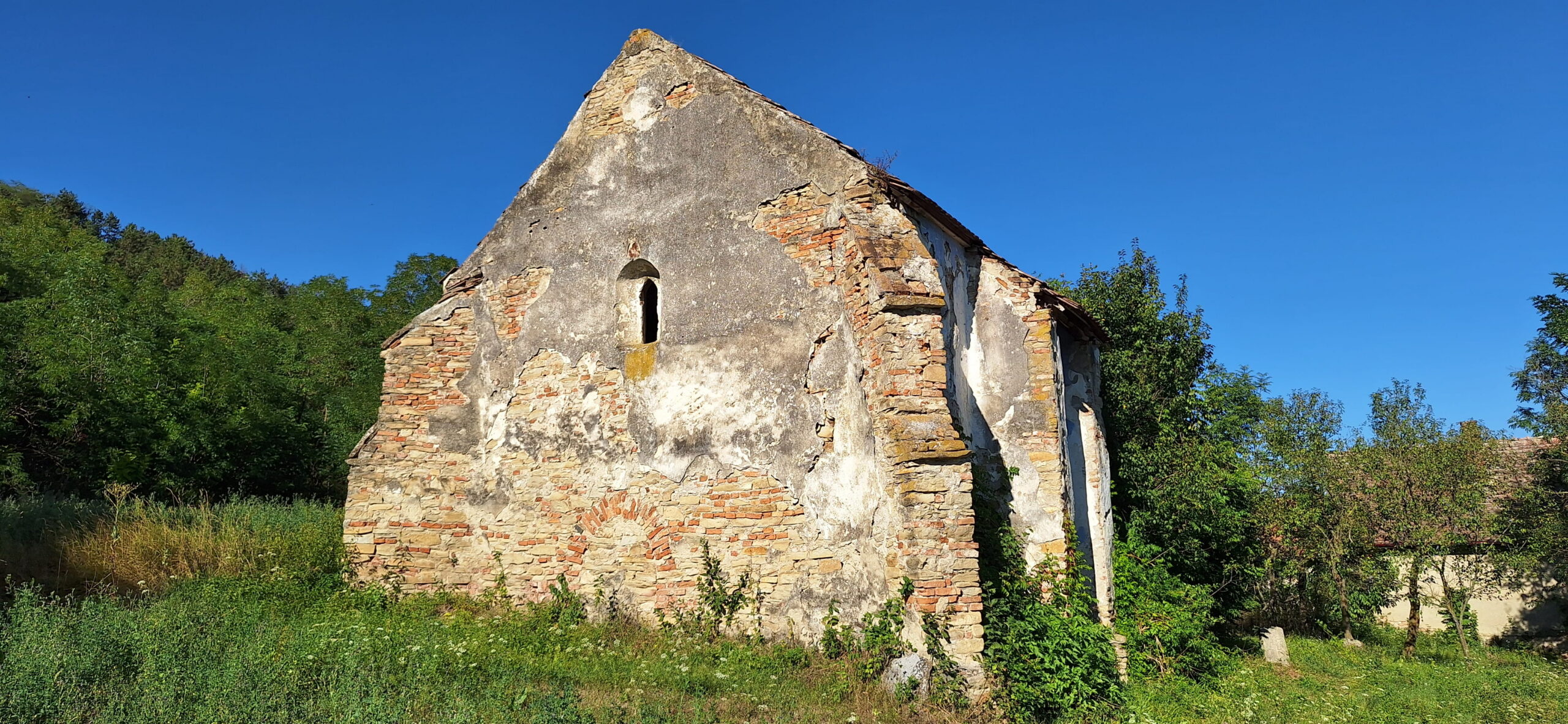 Biserica reformata din Herepea, Mures, Transylvania in Ruins