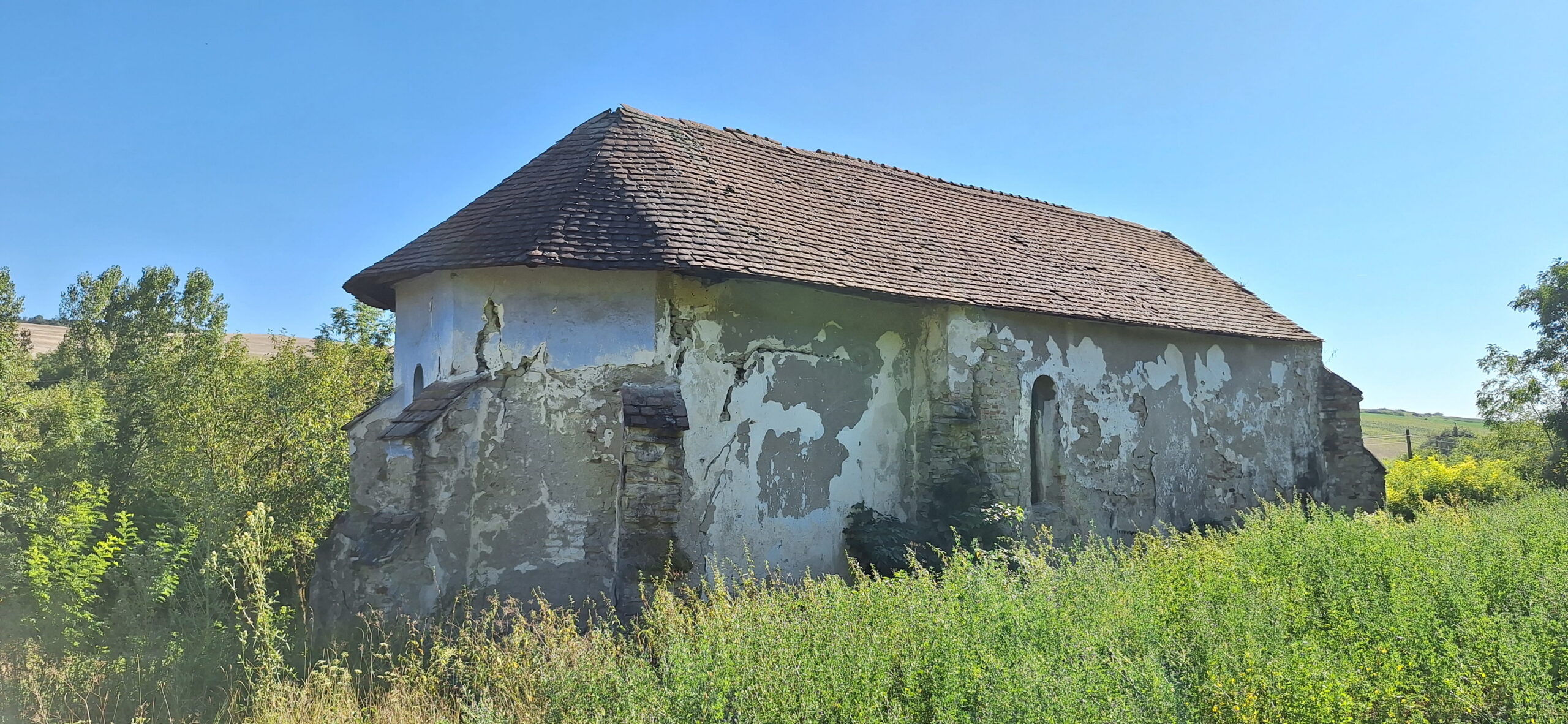 Biserica reformata din Herepea, Mures, Transylvania in Ruins