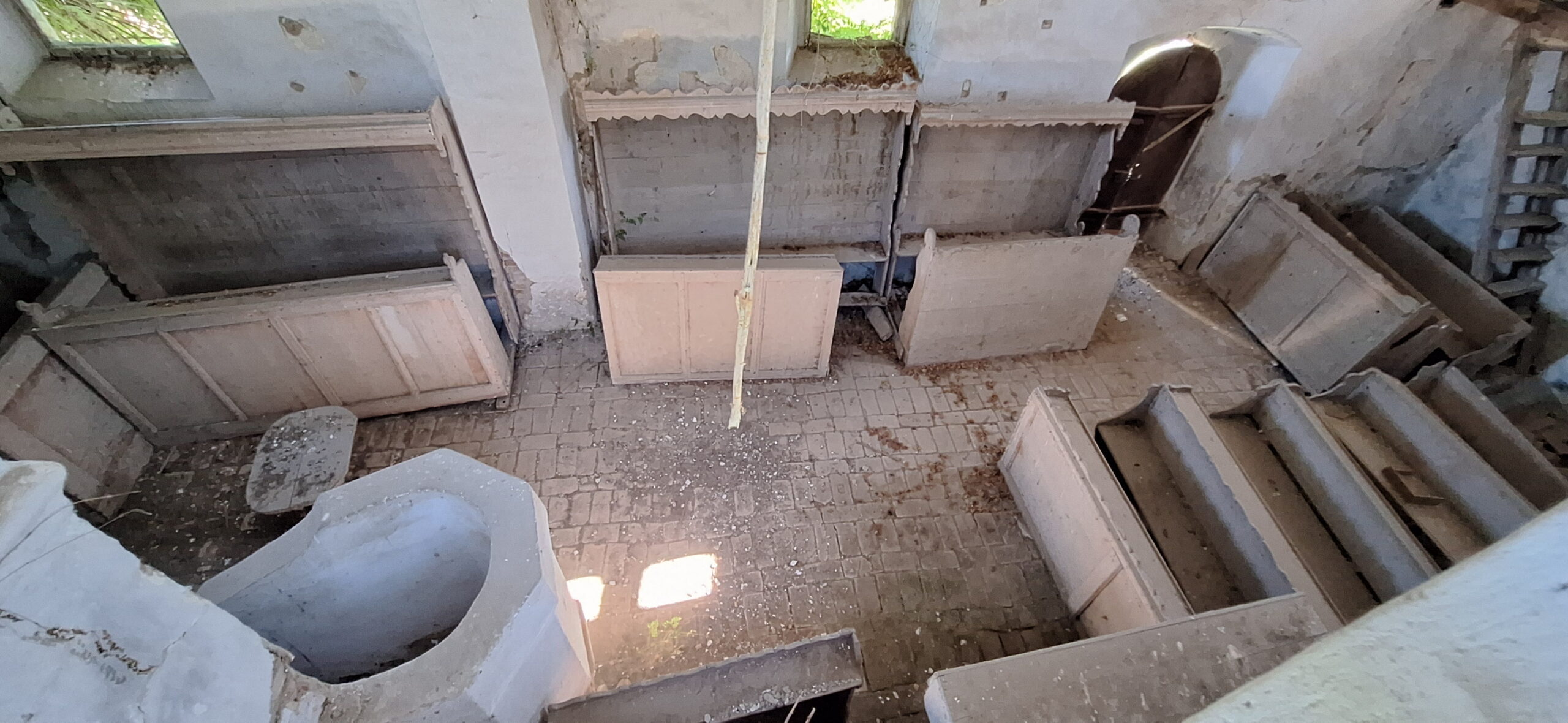 Biserica reformata din Herepea, Mures, Transylvania in Ruins