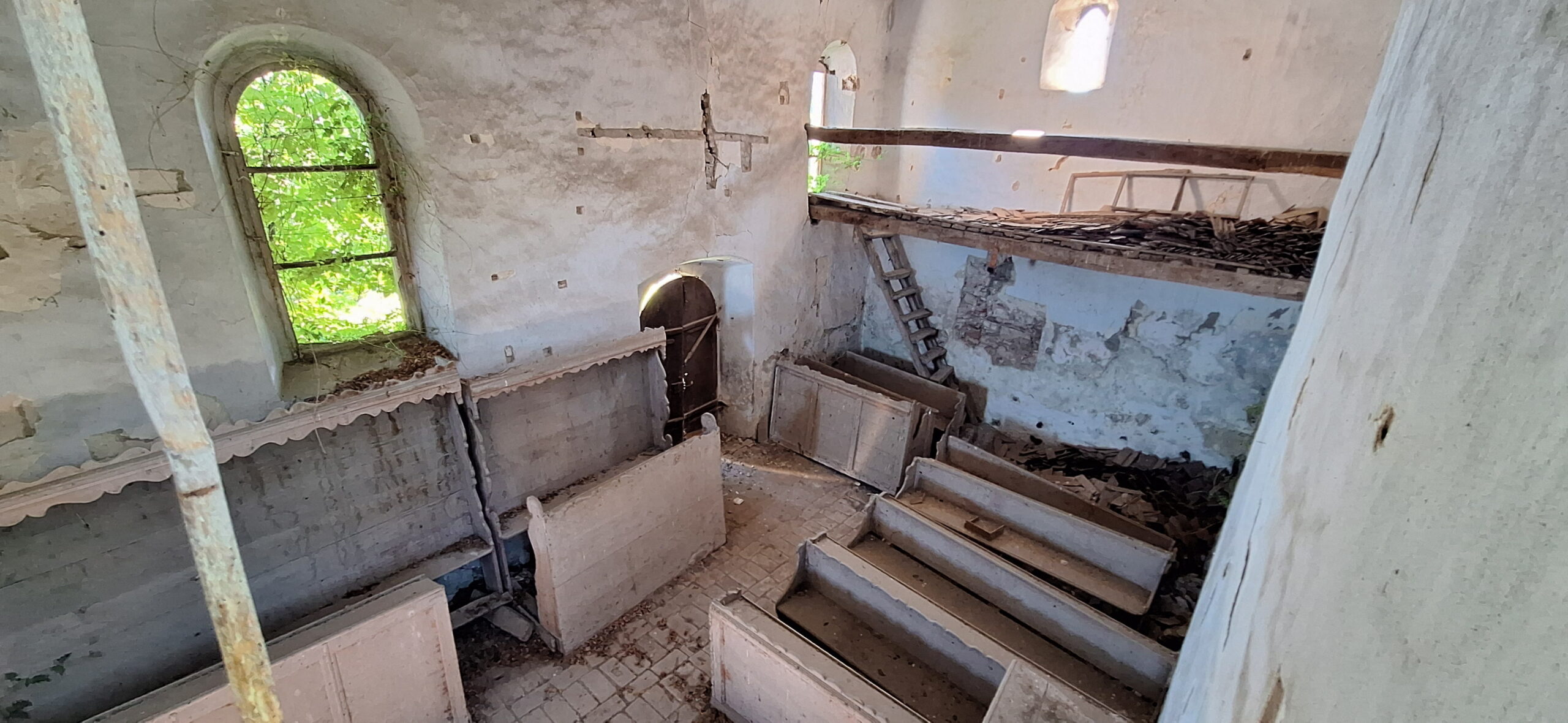 Biserica reformata din Herepea, Mures, Transylvania in Ruins